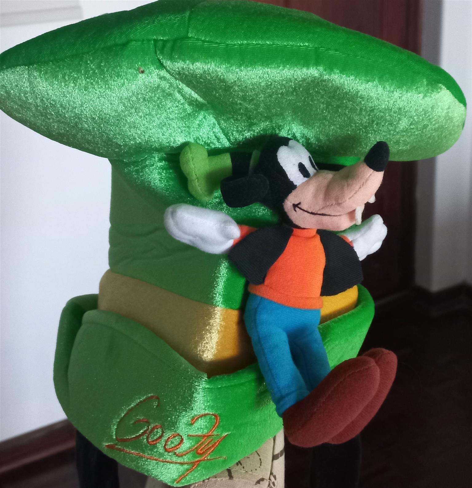 Disney character hat and gloves of Goofy the hound.