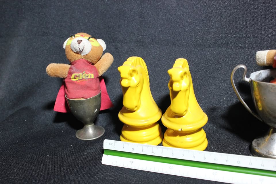 VINTAGE COLLECTABLE HORSE CHESS DESIGN SALT AND PEPPER SHAKERS