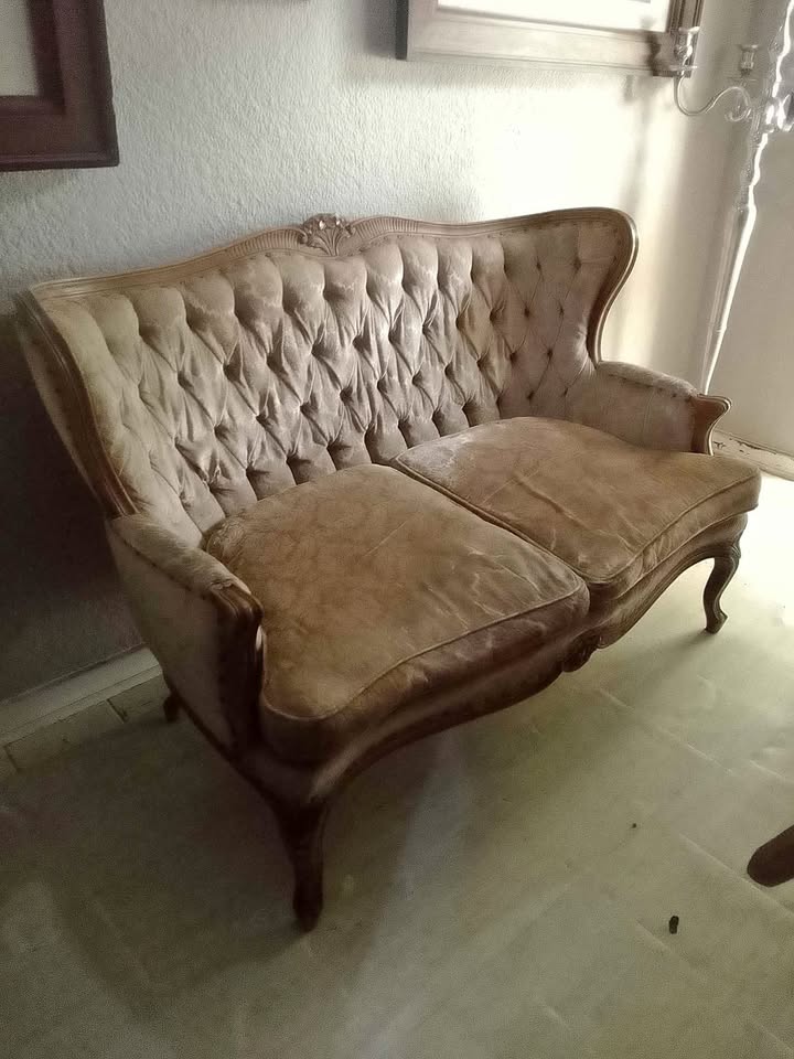 UNIQUE Wood carving ANTIQUE TWO seater couch with beautiful  embellishments on Queen Anne legs UNIQUE Wood carving ANTIQUE TWO seater couch with beautiful  embellishments on Queen Anne legs
