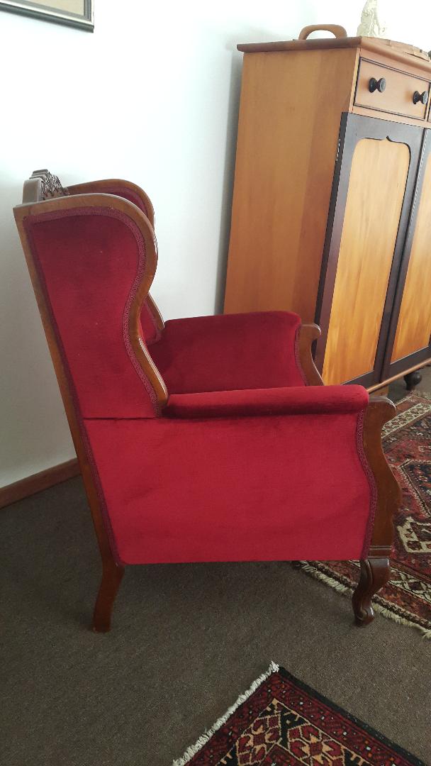 Antique lounge suite in very good condition