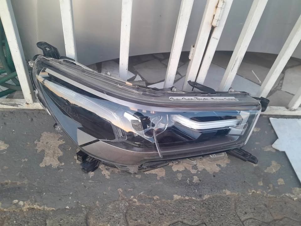 2021-2023 TOYOTA HILUX LEGEND RIGHT SIDE HEADLIGHT FOR SALE