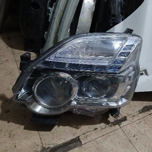 Nissan xtrail headlight - Private Seller Nissan xtrail headlight - Private Seller