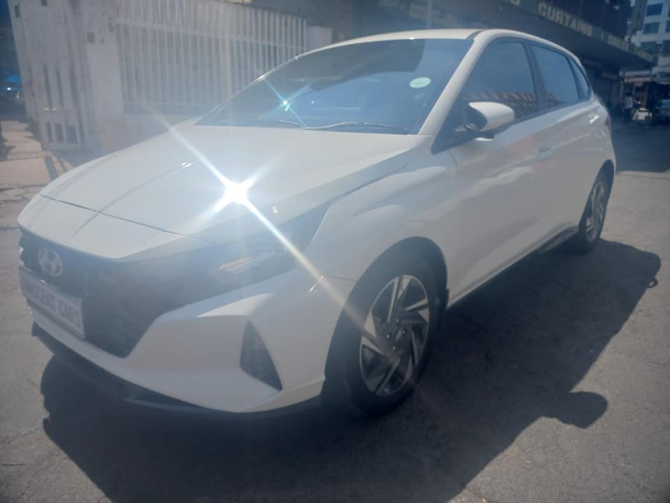 2022 HYUNDAI i20 1.0T PETROL ENGINE, AUTOMATIC TRANSMISSION, WHITE COLOUR, MILEAGE