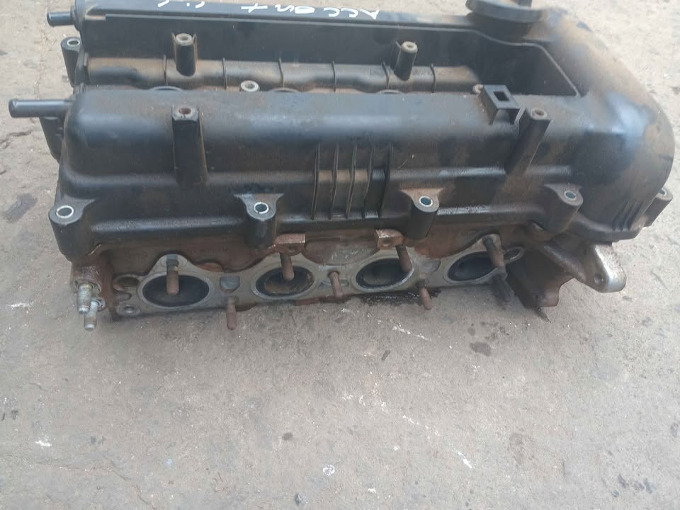 Hyundai accent 1.6 complete cylinder head - Private Seller Hyundai accent 1.6 complete cylinder head - Private Seller