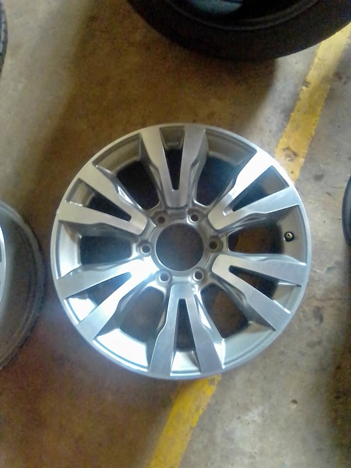 18" Isuzu D-Max original mag to use for spare 18" Isuzu D-Max original mag to use for spare