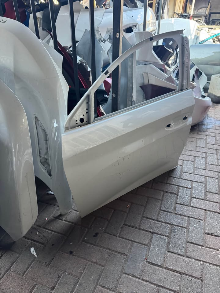 Peugeot 208 Left Front Door Facelift - Private Seller