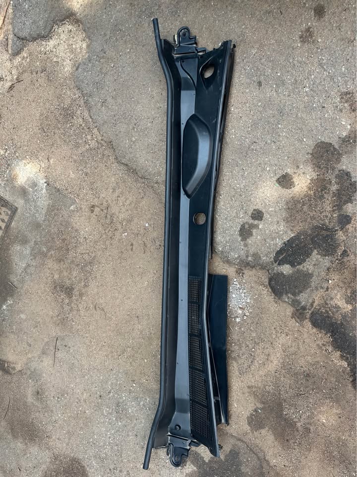 Toyota Hilux wiper cowling - Private Seller Toyota Hilux wiper cowling - Private Seller