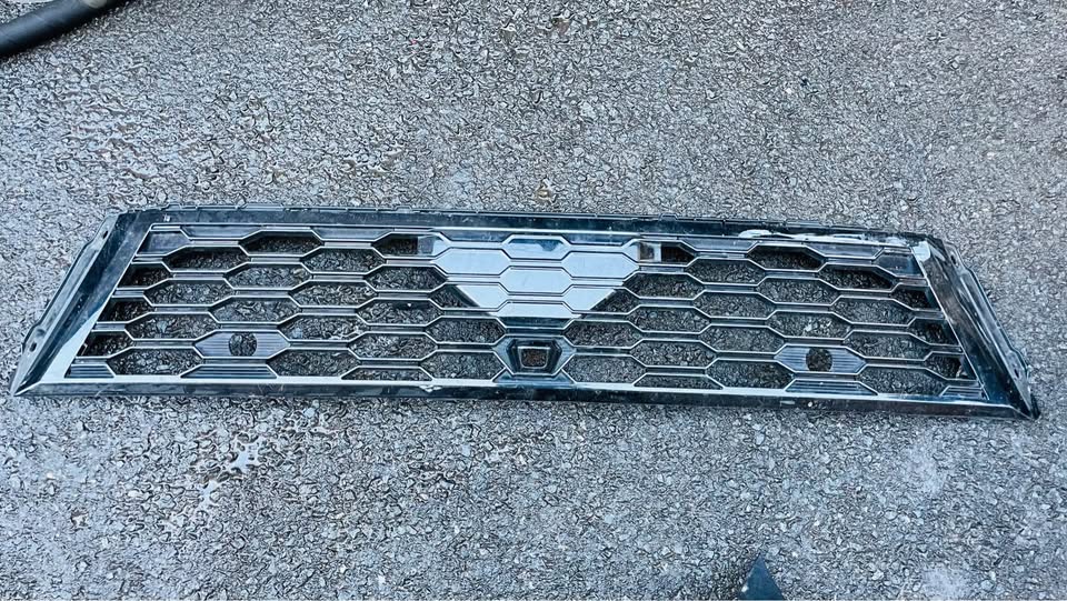 Mitsubishi Eclipse Cross grill 2021/23 - Private Seller Mitsubishi Eclipse Cross grill 2021/23 - Private Seller