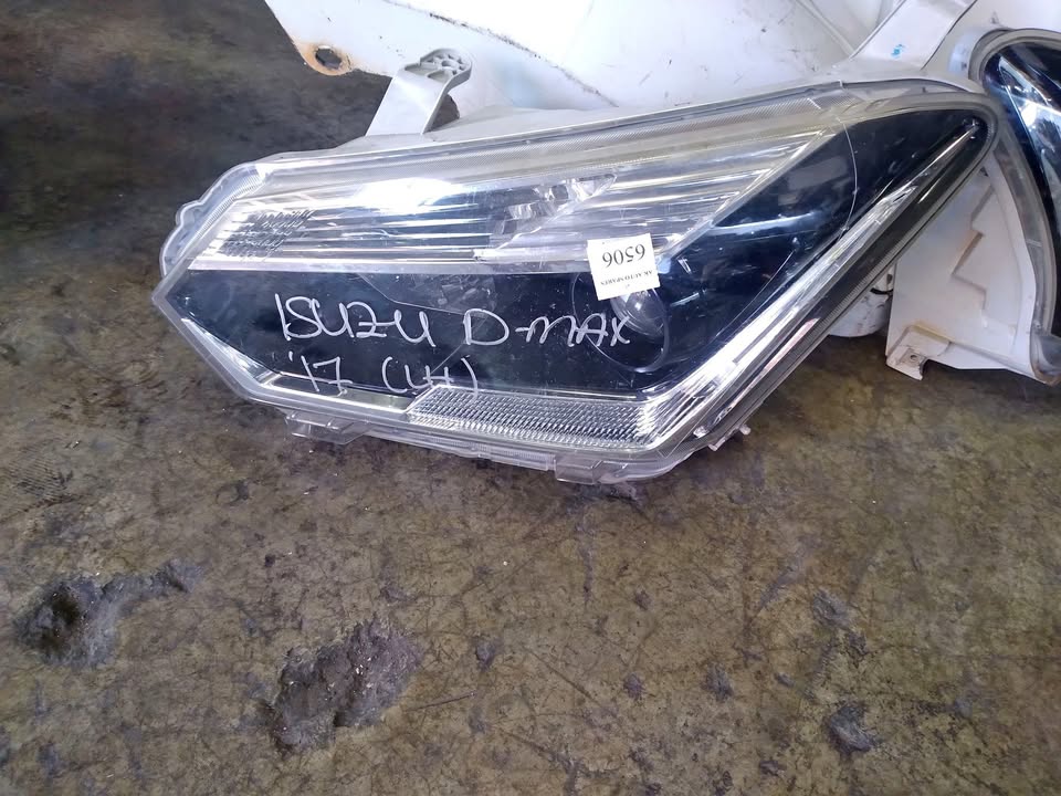 Isuzu Dmax bakkie Head lights L/Hand sidefor Sale whatsapp - Private Seller Isuzu Dmax bakkie Head lights L/Hand sidefor Sale whatsapp - Private Seller