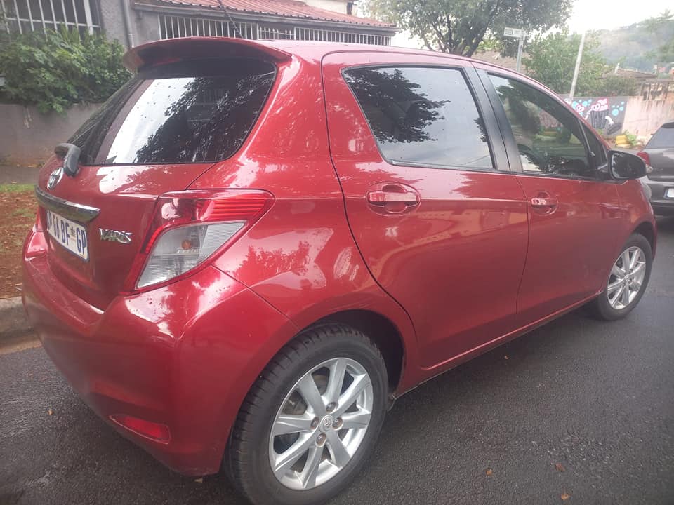 2011 TOYOTA YARIS HATCHBACK 1.3 PETROL, MANUAL, MAROON COLOR