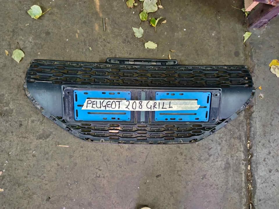 Peugeot 208 front grill - Private Seller Peugeot 208 front grill - Private Seller