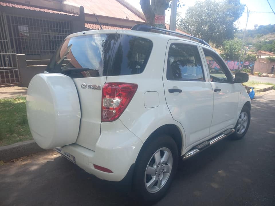 2009 DAIHATSU TERIOS 1.5 PETROL, MANUAL, WHITE COLOR, MILEAGE 100000KMS,