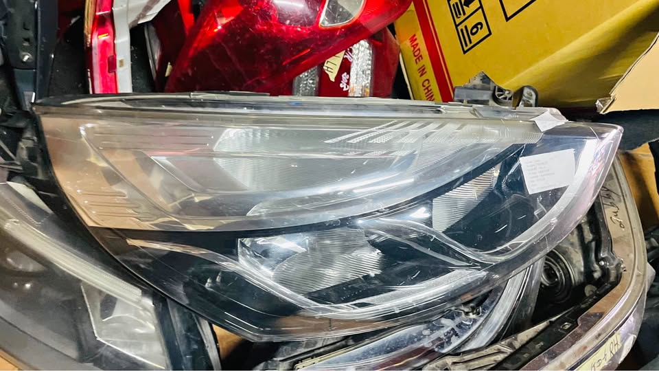 Renault Clio 4 headlight - Private Seller Renault Clio 4 headlight - Private Seller