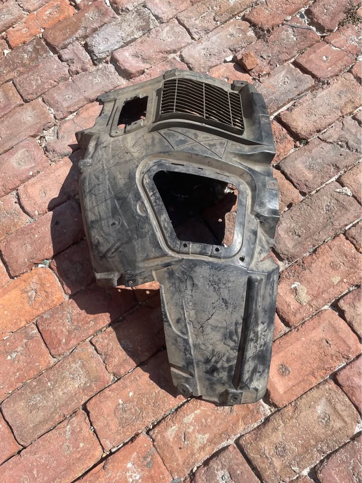 Mercedes Benz w447 fender liner rhs