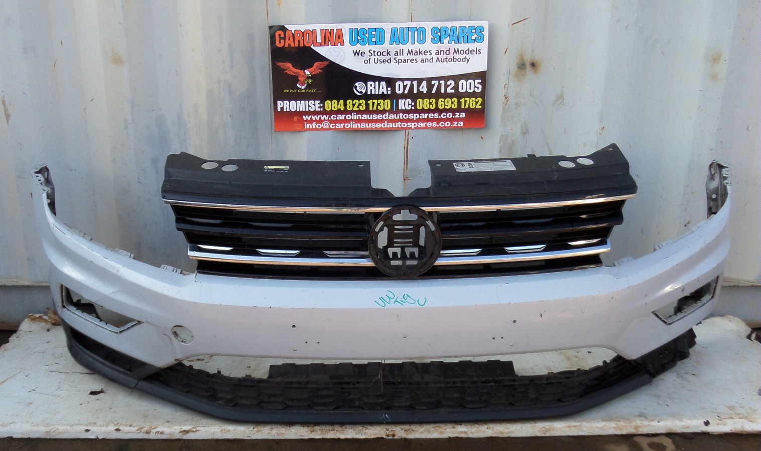 VW Tiguan front bumper with lower bumper spoiler and grill - Private Seller VW Tiguan front bumper with lower bumper spoiler and grill - Private Seller