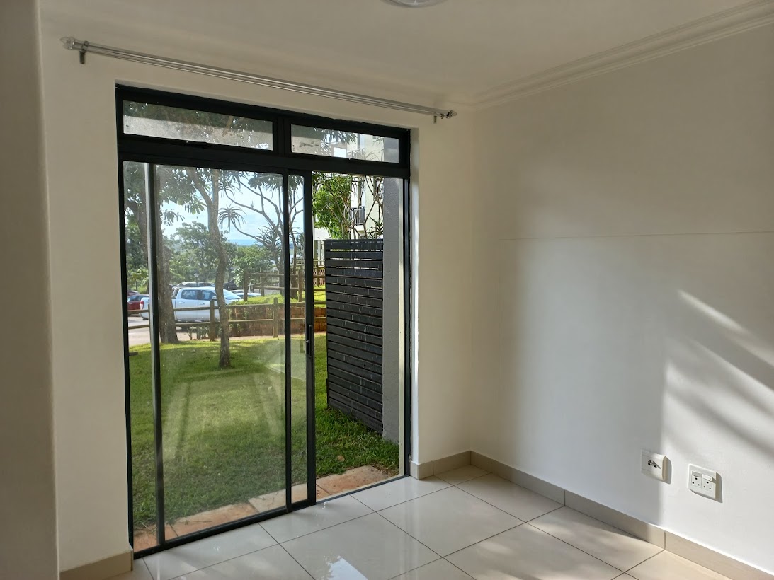 Bachelor apartment in Umhlanga. Kitchen, BIC, Lounge, etc. Junk Mail