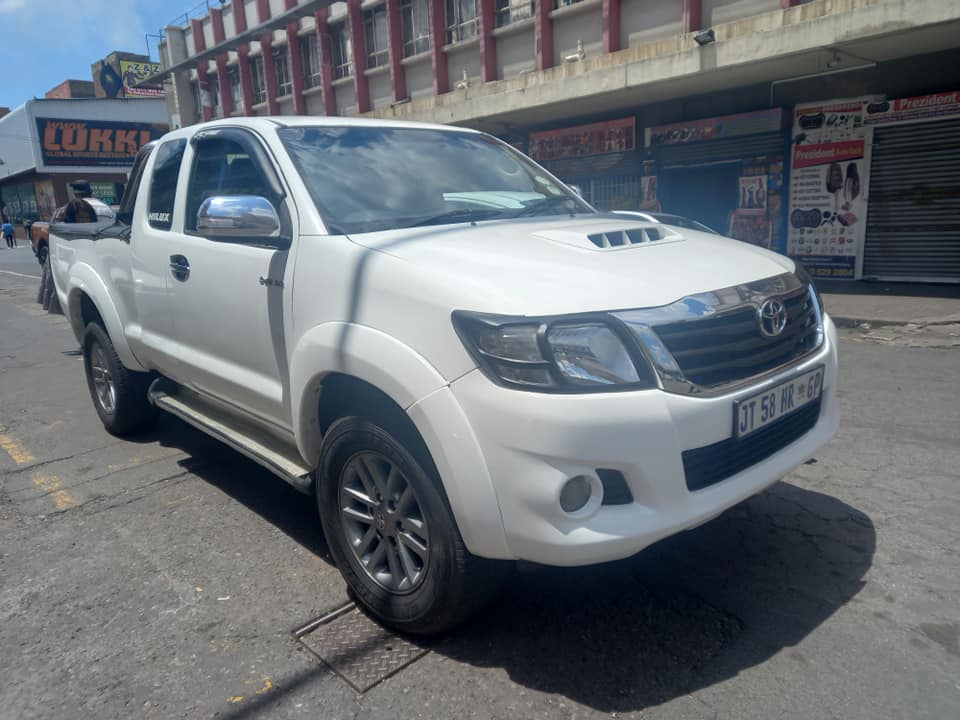 2013 TOYOTA HILUX 3.0 D4D DIESEL, EXTRA-CAB, MANUAL TRANSMISSION, WHITE COLOUR