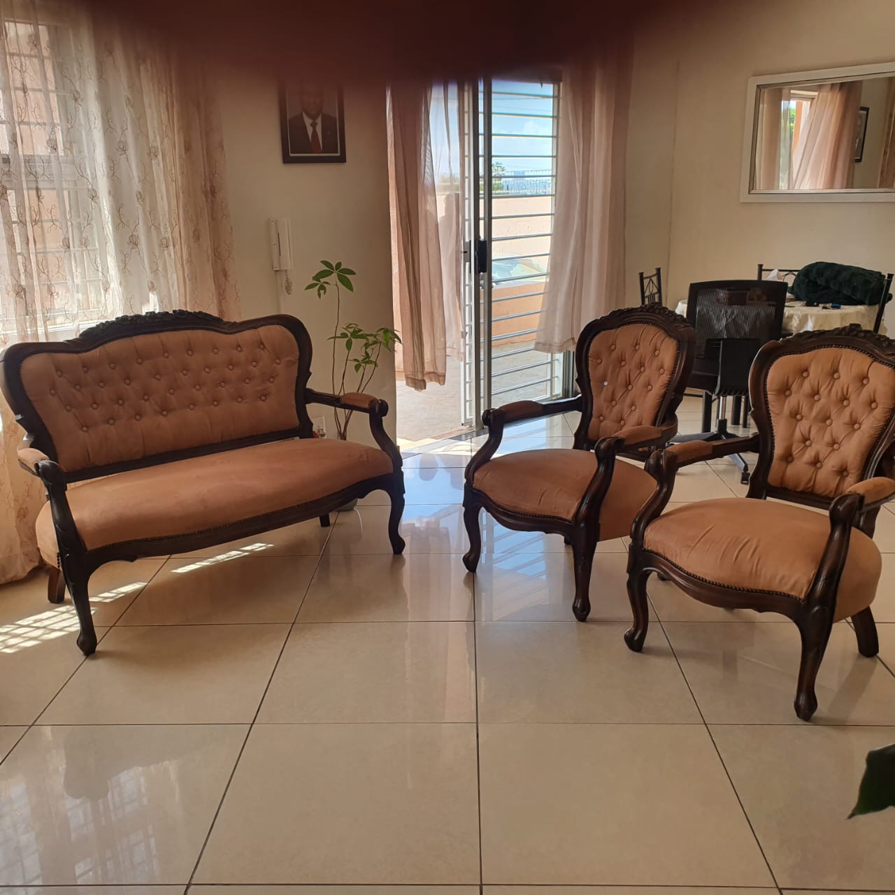 4 seater Antique lounge suite in excellent condition 4 seater Antique lounge suite in excellent condition