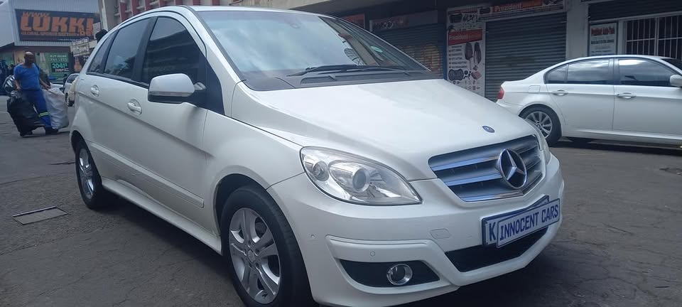 2010 MERCEDES-BENZ B180 PETROL AUTOMATIC TRANSMISSION, WHITE COLOUR