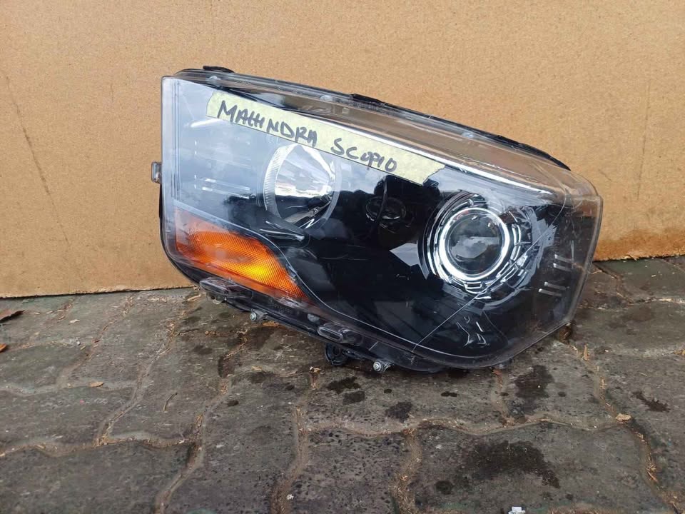 Mahindra scorpion left side headlight (BLACK ONE) - Private Seller