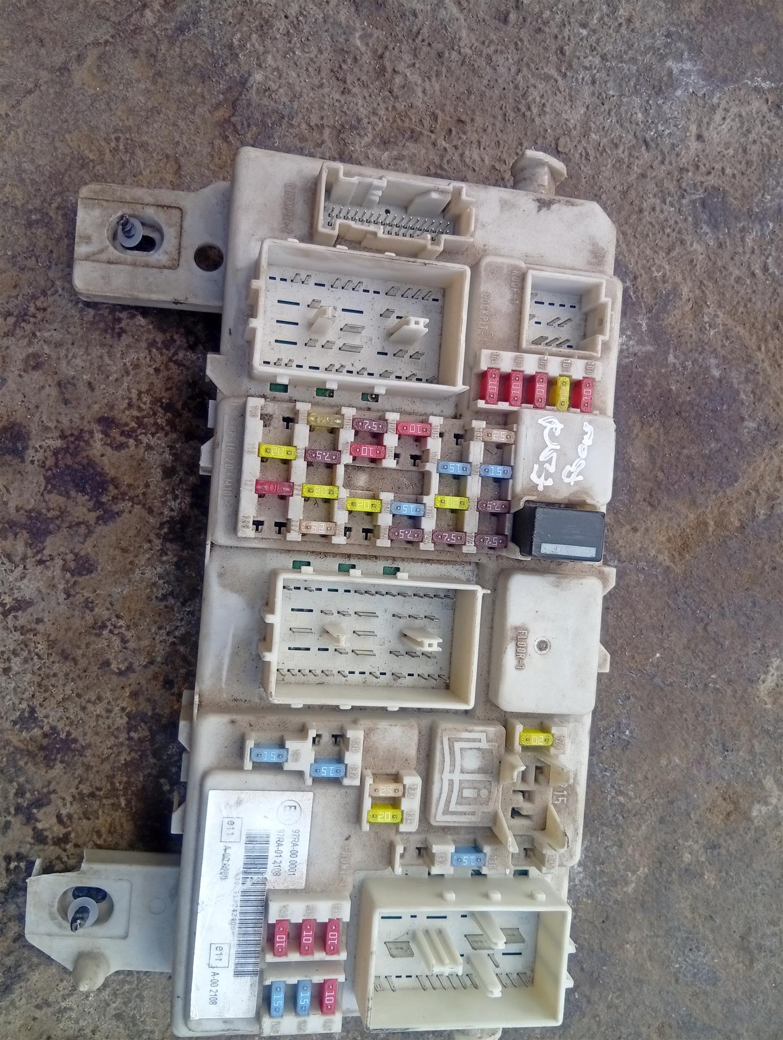 FORD FOCUS SEDAN 97RA000001 97RA-00 0001 A-002108 FUSE BOX - Private Seller FORD FOCUS SEDAN 97RA000001 97RA-00 0001 A-002108 FUSE BOX - Private Seller