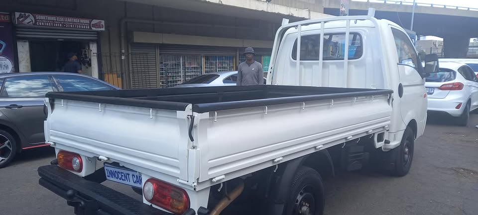 2011 HYUNDAI H100 BAKKIE 2.6 DIESEL,  WHITE IN COLOR MILEAGE