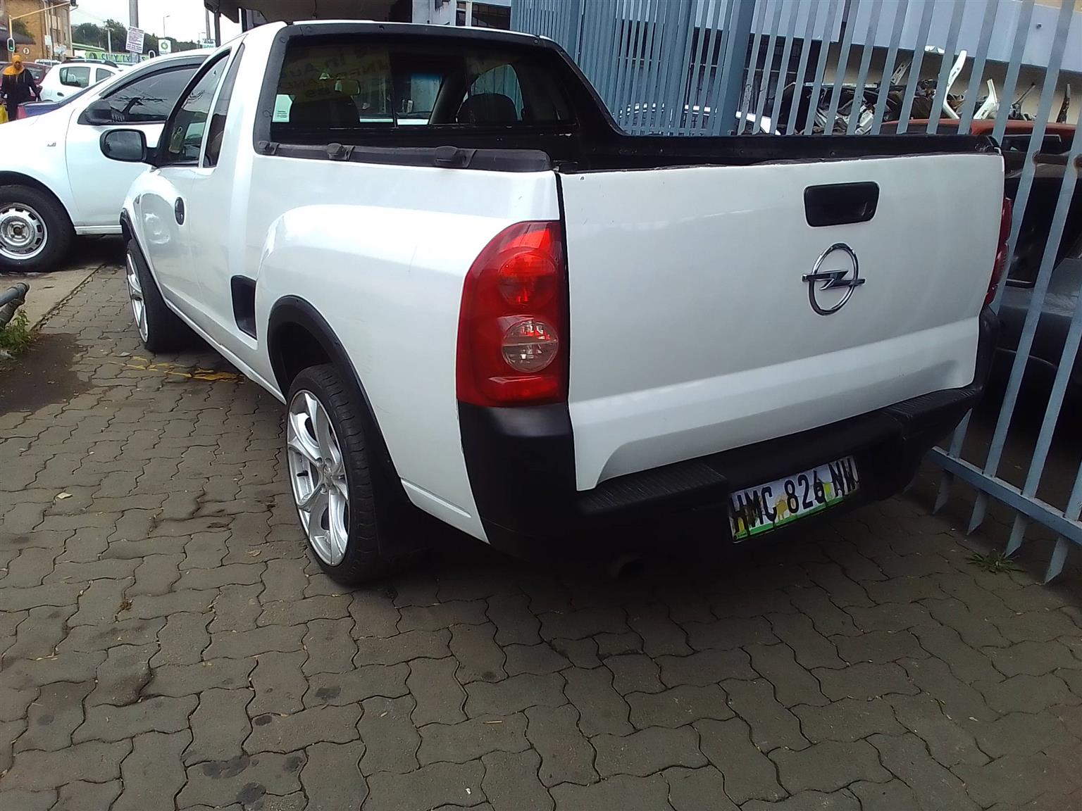 WHITE CHEV BAKKIE 2013 FOR SALE - Private Seller WHITE CHEV BAKKIE 2013 FOR SALE - Private Seller