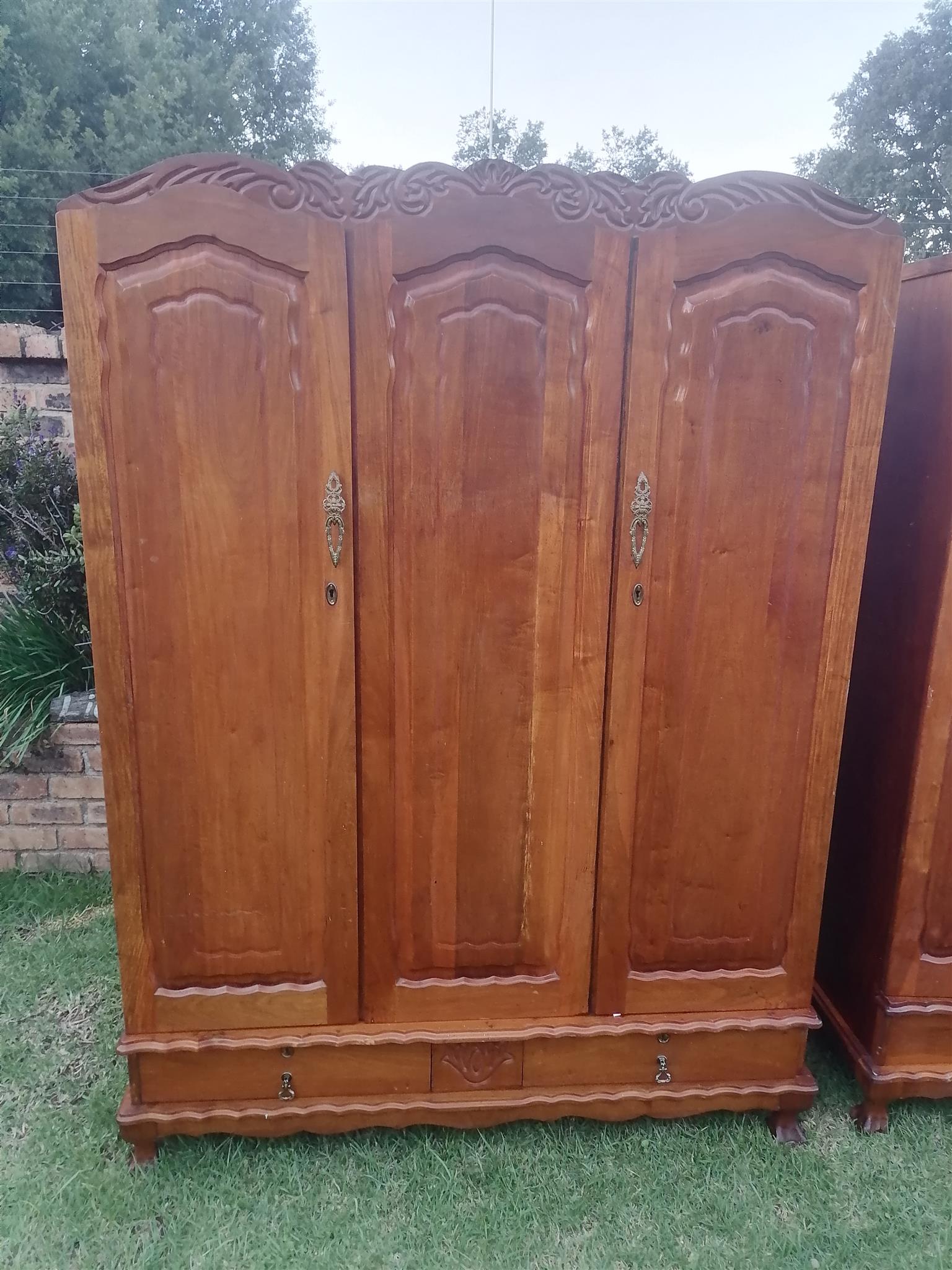 Yellow Wood Bedroom suite (2x Wardrobes & Headbord & Dressing table)