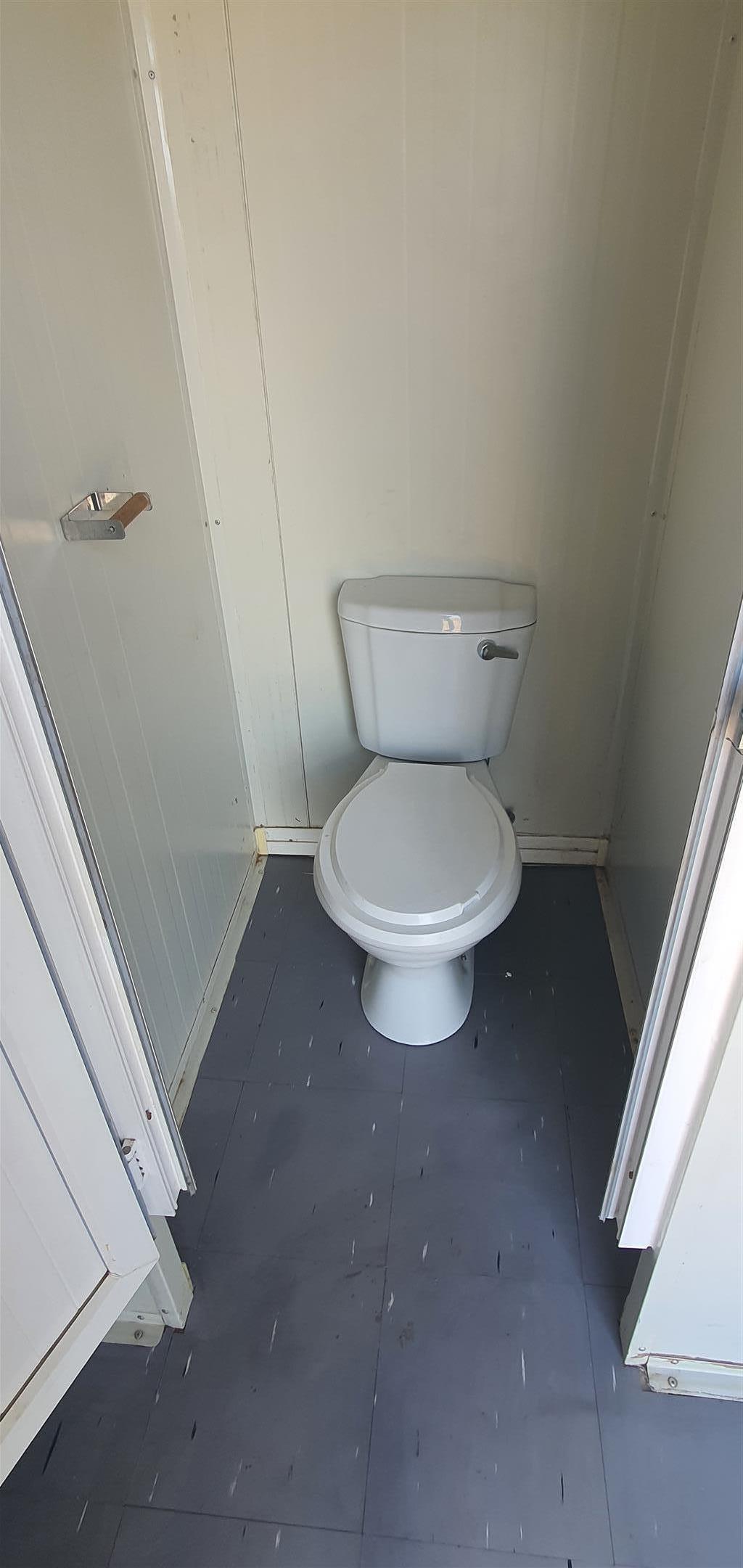 6m Ablution for sale.  Refurbished. 3 toilets, 3 showers and 2 basins.