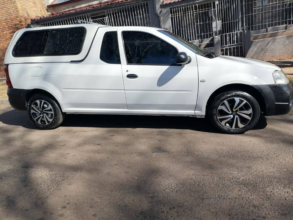 2017 NISSAN NP200 BAKKIE 1.6 WITH CANOPY AND AIRCON