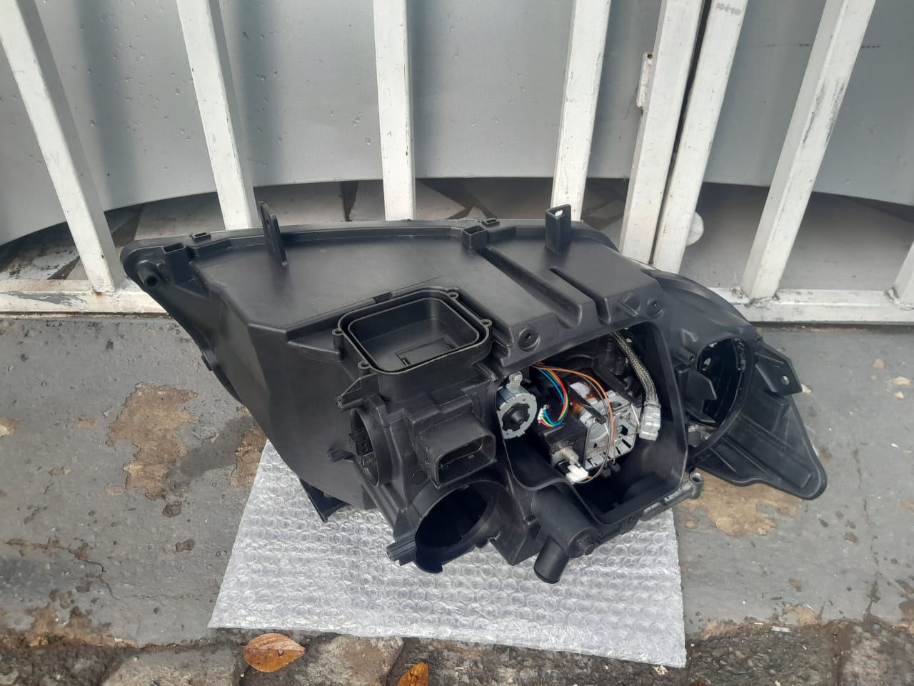 2009-2012 BMW E90 FACELIFT LEFT SIDE XENON HEADLIGHT FOR SALE - Private Seller