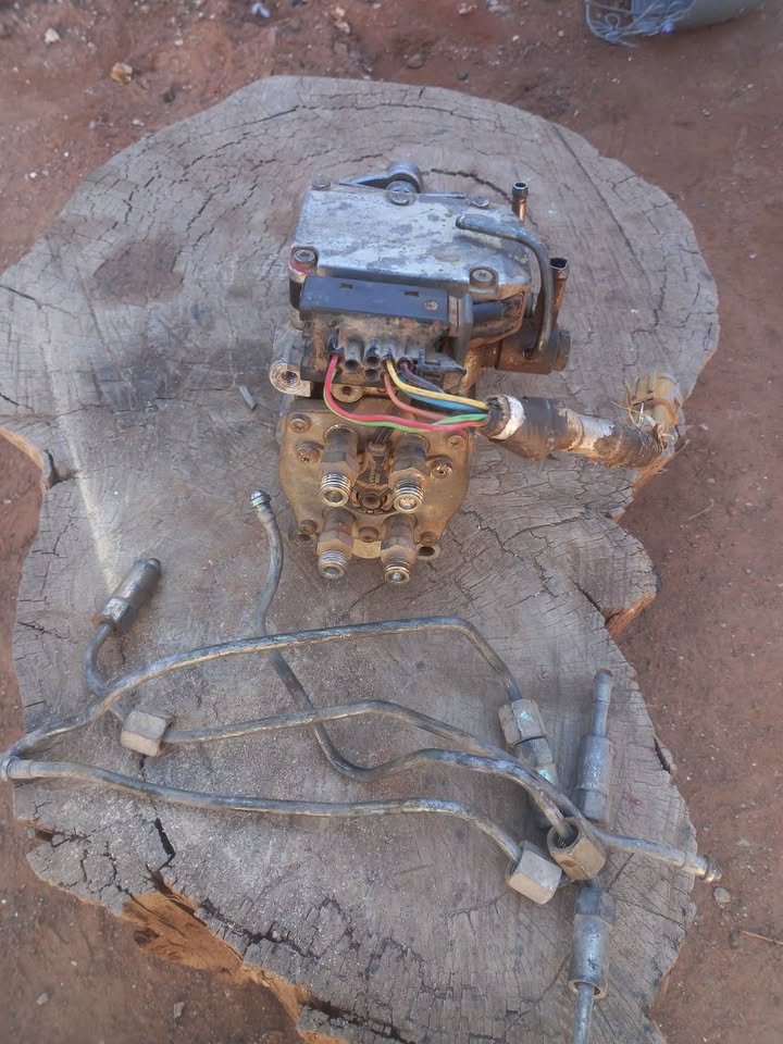 NISSAN ZD30 DIESEL PUMP IN EXCELLENT CONDITION WITH 4X HIGH PRESSURE PIPES - Private Seller