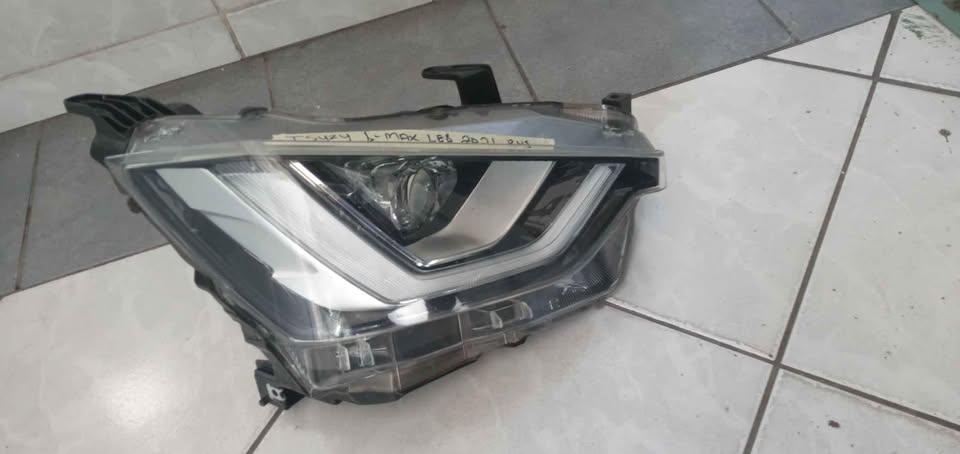 ISUZU D-MAX 2021 LED HEADLIGHT RHS - Private Seller