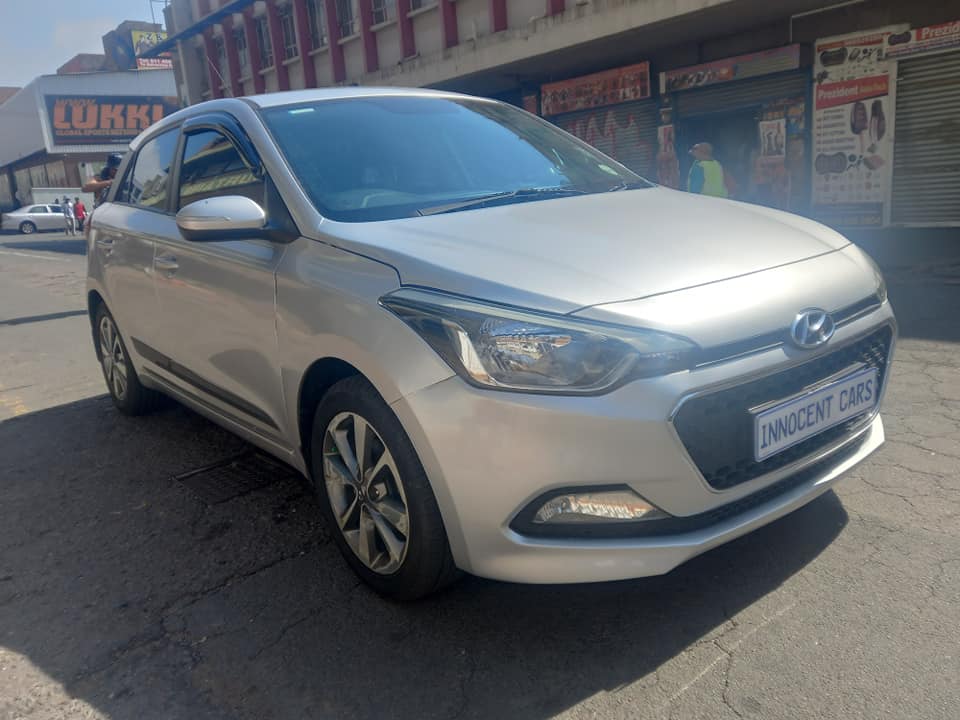 2015 HYUNDAI i20 GRAND 1.4 PETROL, MANUAL TRANSMISSION,  SILVER COLOUR
