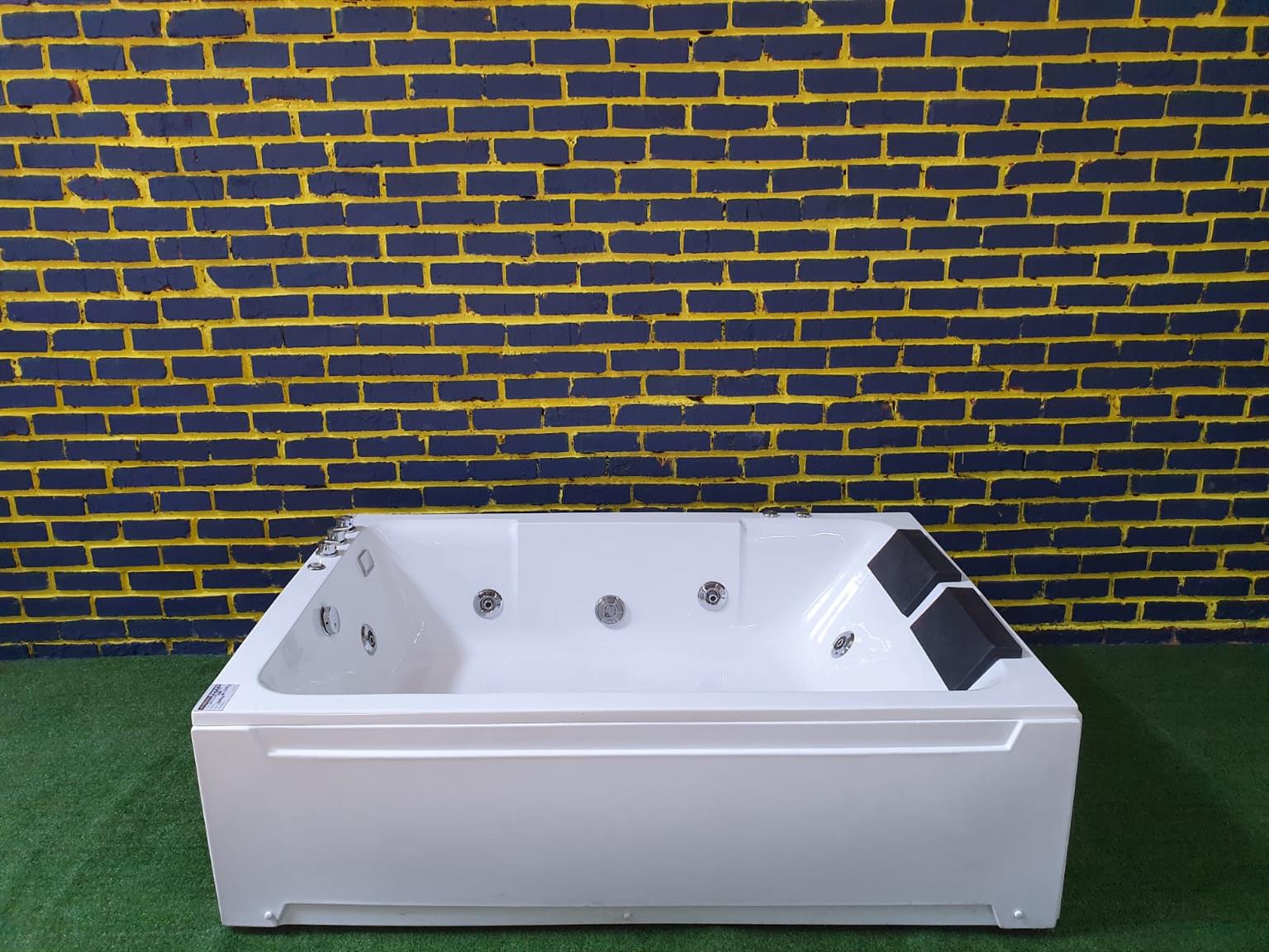 2 seater jacuzzi 