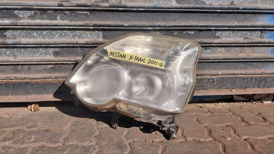 Nissan X-Trail headlight - Private Seller Nissan X-Trail headlight - Private Seller