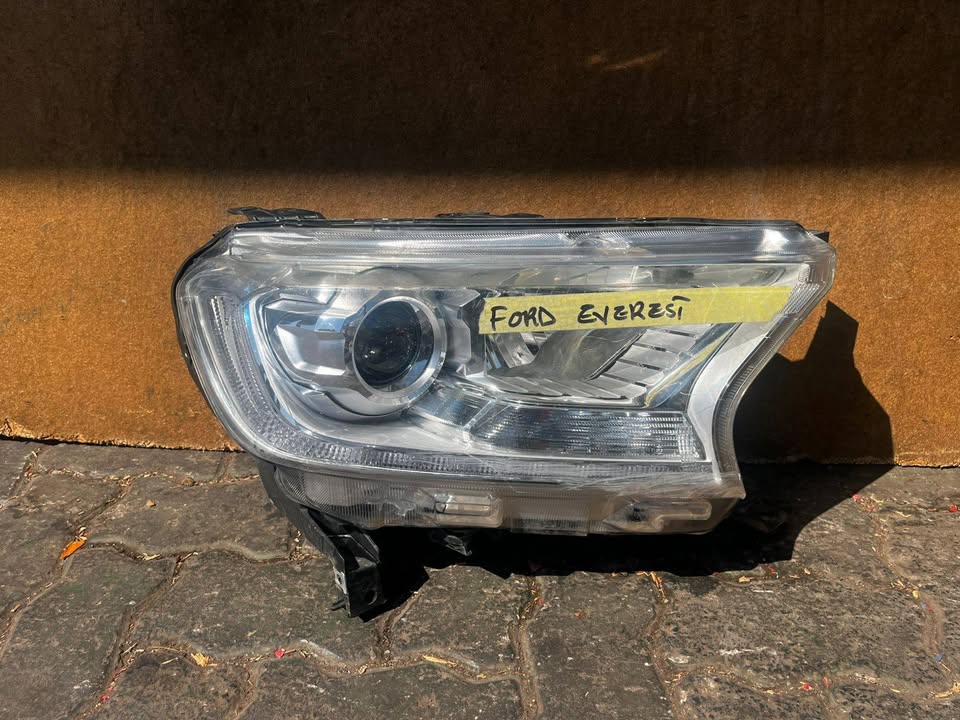 Ford Everest Headlight - Private Seller Ford Everest Headlight - Private Seller
