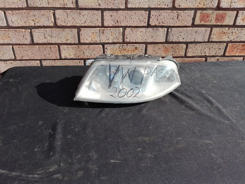Volkswagen Passat Left Headlight - Private Seller Volkswagen Passat Left Headlight - Private Seller