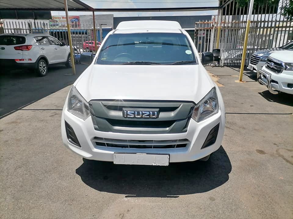 2021 Isuzu D-max 250C Bakkie with a Canopy service book and spare key