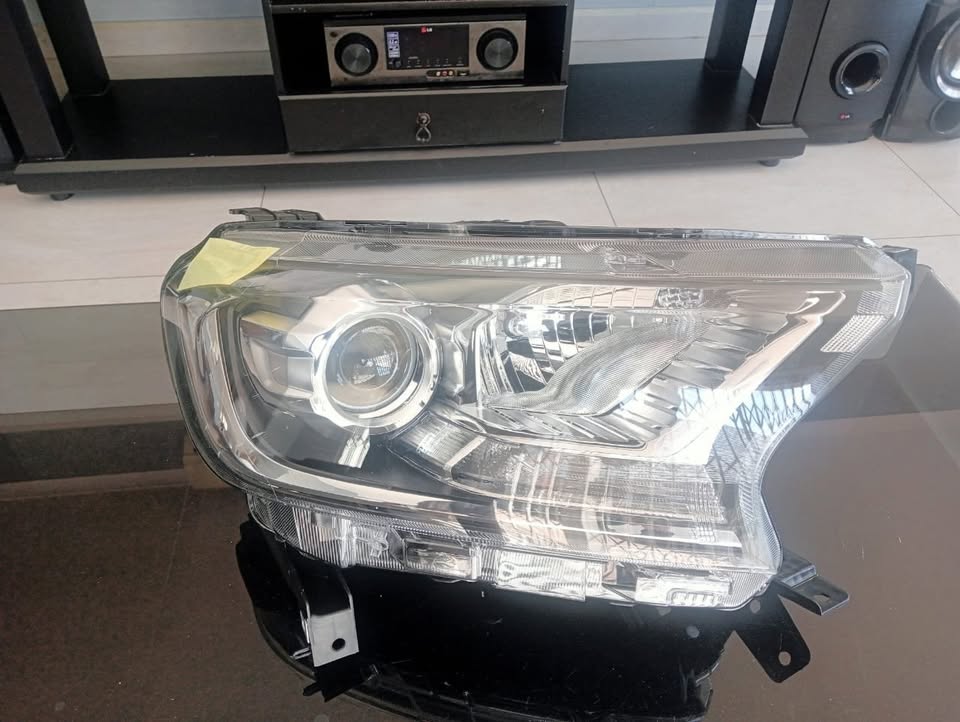 FORD RANGER T7 HEADLIGHT - Private Seller FORD RANGER T7 HEADLIGHT - Private Seller