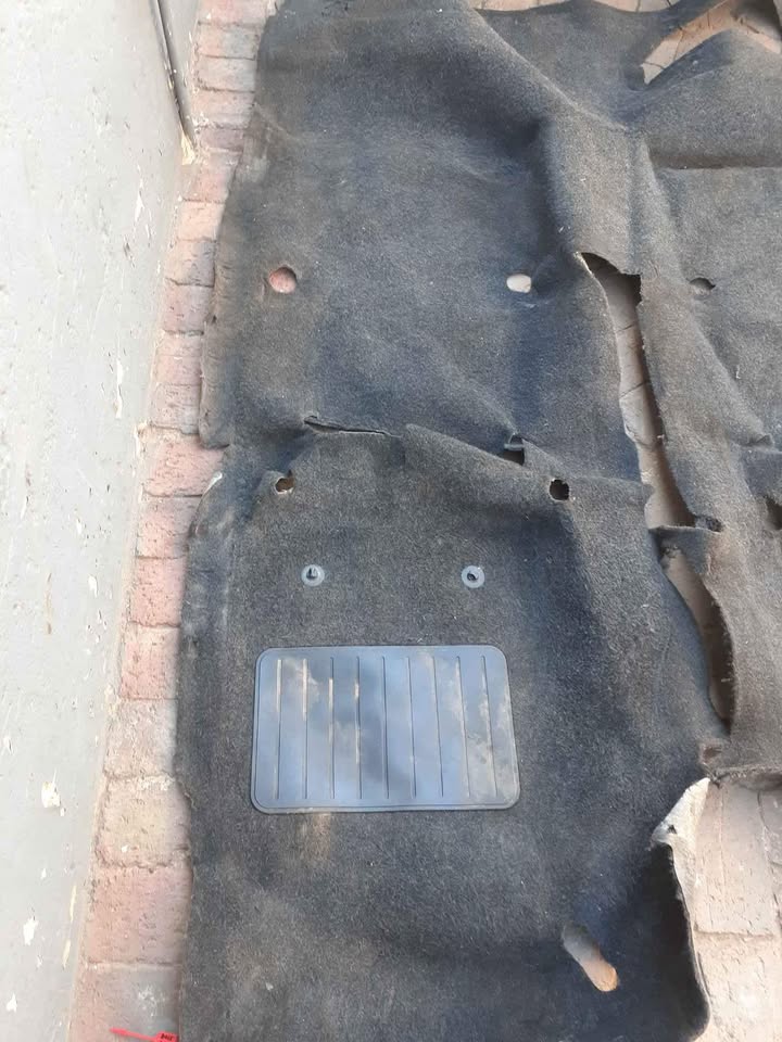 Toyota hilux d4d supercar floor carpet for sale - Private Seller Toyota hilux d4d supercar floor carpet for sale - Private Seller