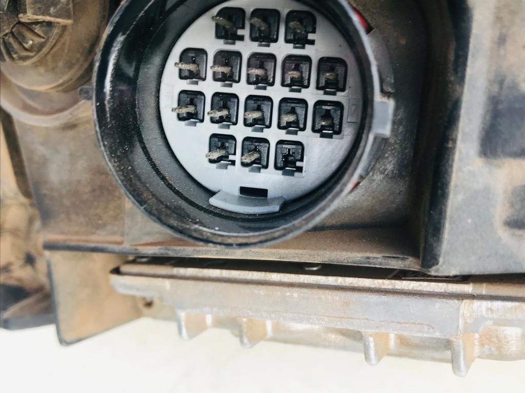 Land Rover Discovery 4 left side xenon headlight (15 pins) - Private Seller Land Rover Discovery 4 left side xenon headlight (15 pins) - Private Seller