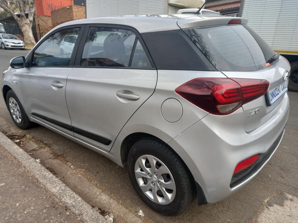 2018 HYUNDAI i20 1.2 ENGINE PETROL, AUTOMATIC, SILVER COLOR, MILEAGE 76000KMS