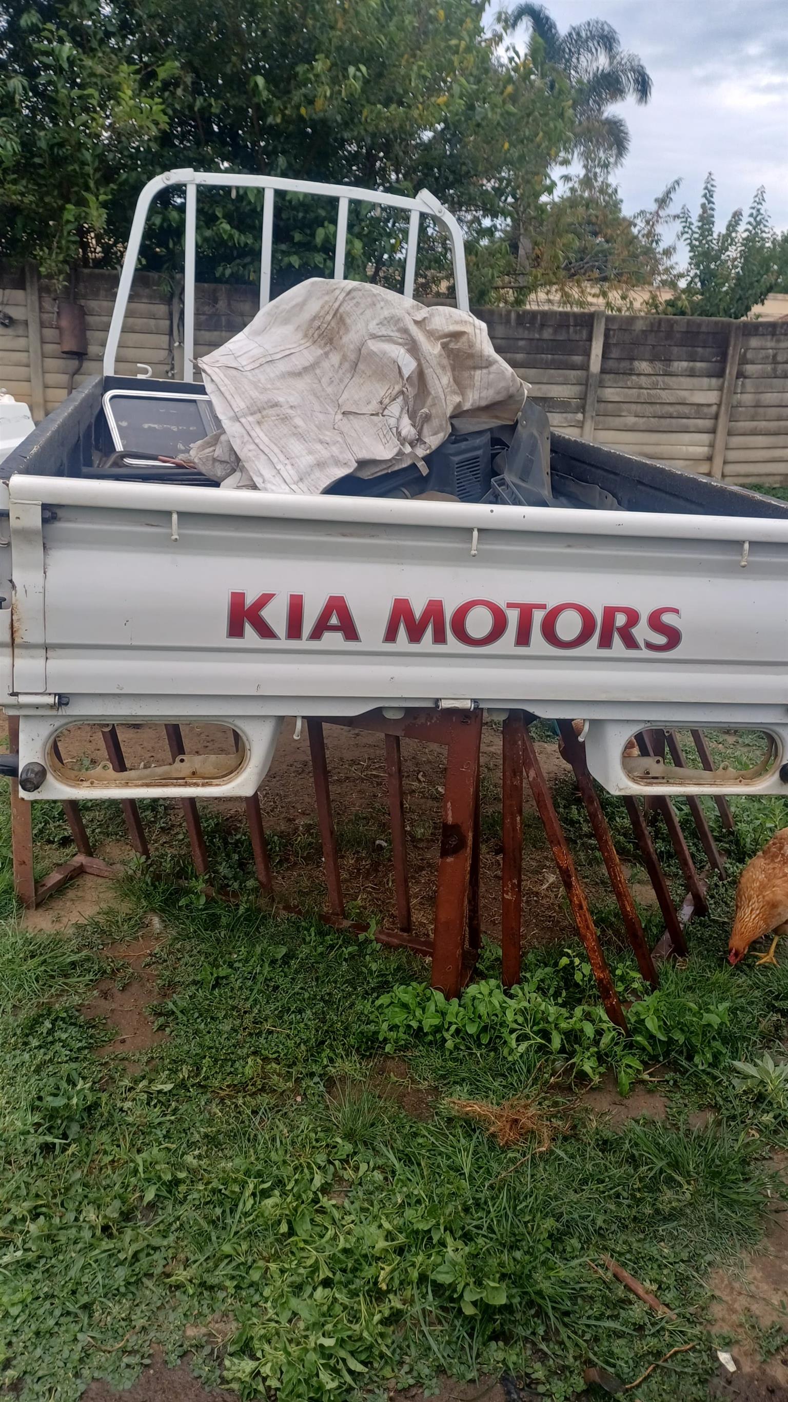 Kia loading bin - Private Seller Kia loading bin - Private Seller