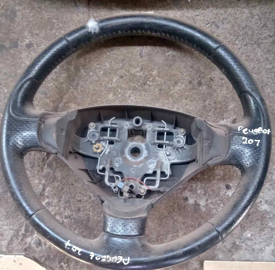 T Peugeot 207 steering wheel - Private Seller T Peugeot 207 steering wheel - Private Seller