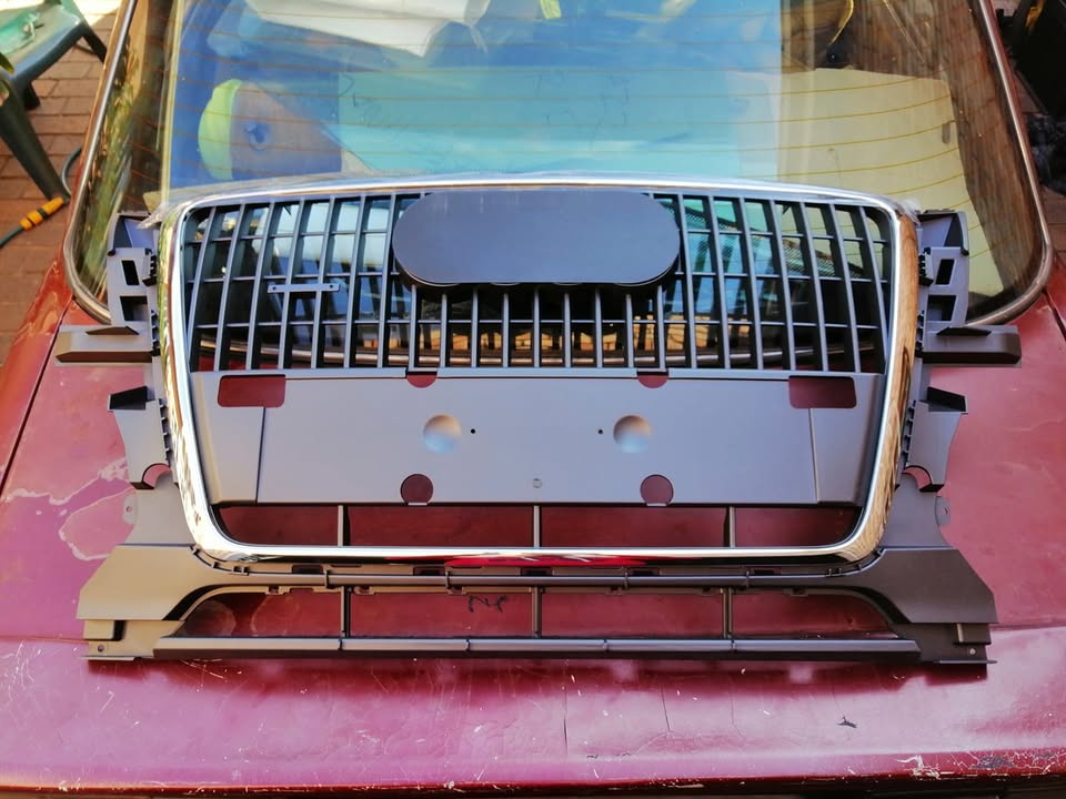Audi Q5 main grill 09-2013 - Private Seller