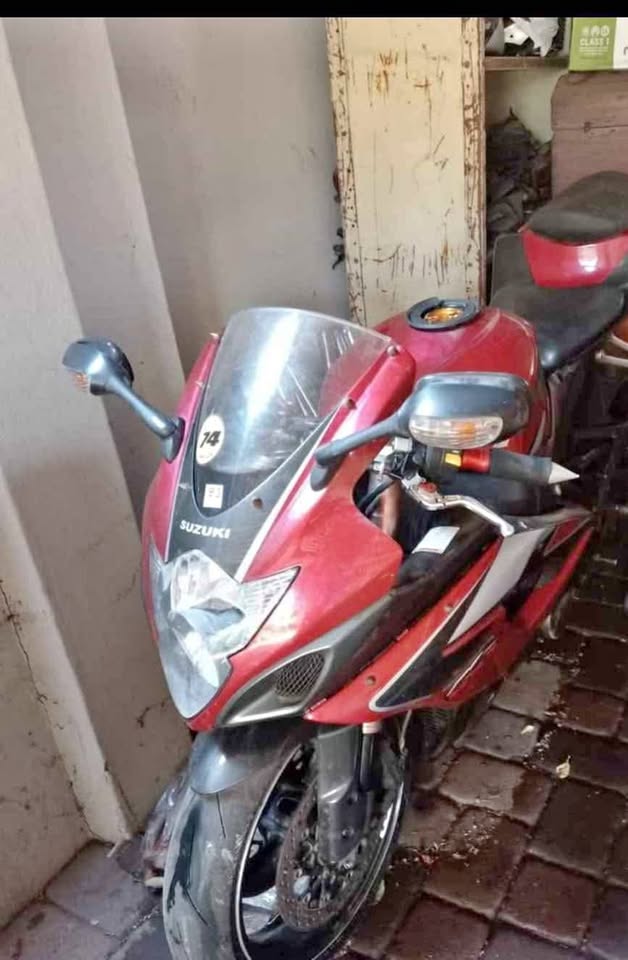 Suzuki GSXR 1000 K6, stripped for parts.