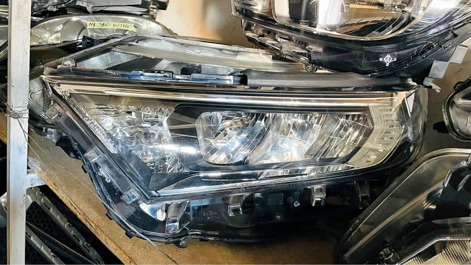 Toyota RAV4 LED HEADLIGHT 2019/21 - Private Seller Toyota RAV4 LED HEADLIGHT 2019/21 - Private Seller