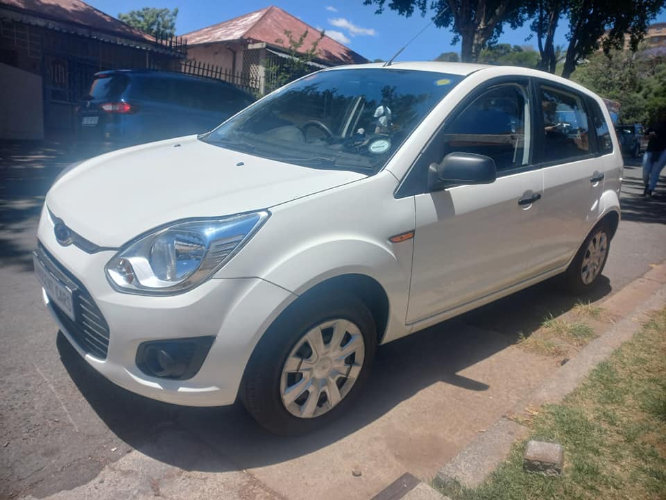 2014 FORD FIGO 1.4 PETROL, MANUAL, WHITE COLOR, MILEAGE 100000KMS