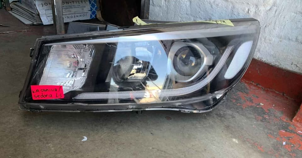 KIA Sedona Xenon Headlight Leftside. - Private Seller KIA Sedona Xenon Headlight Leftside. - Private Seller